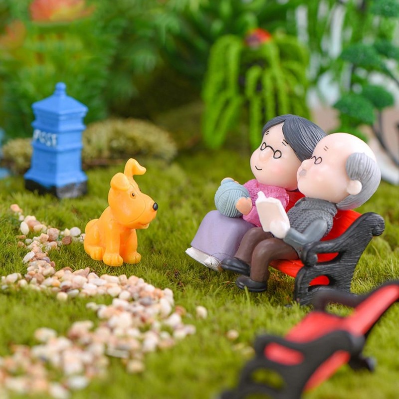 Mini Couple Figures Grandma Gr - Model Kit In Era review and price