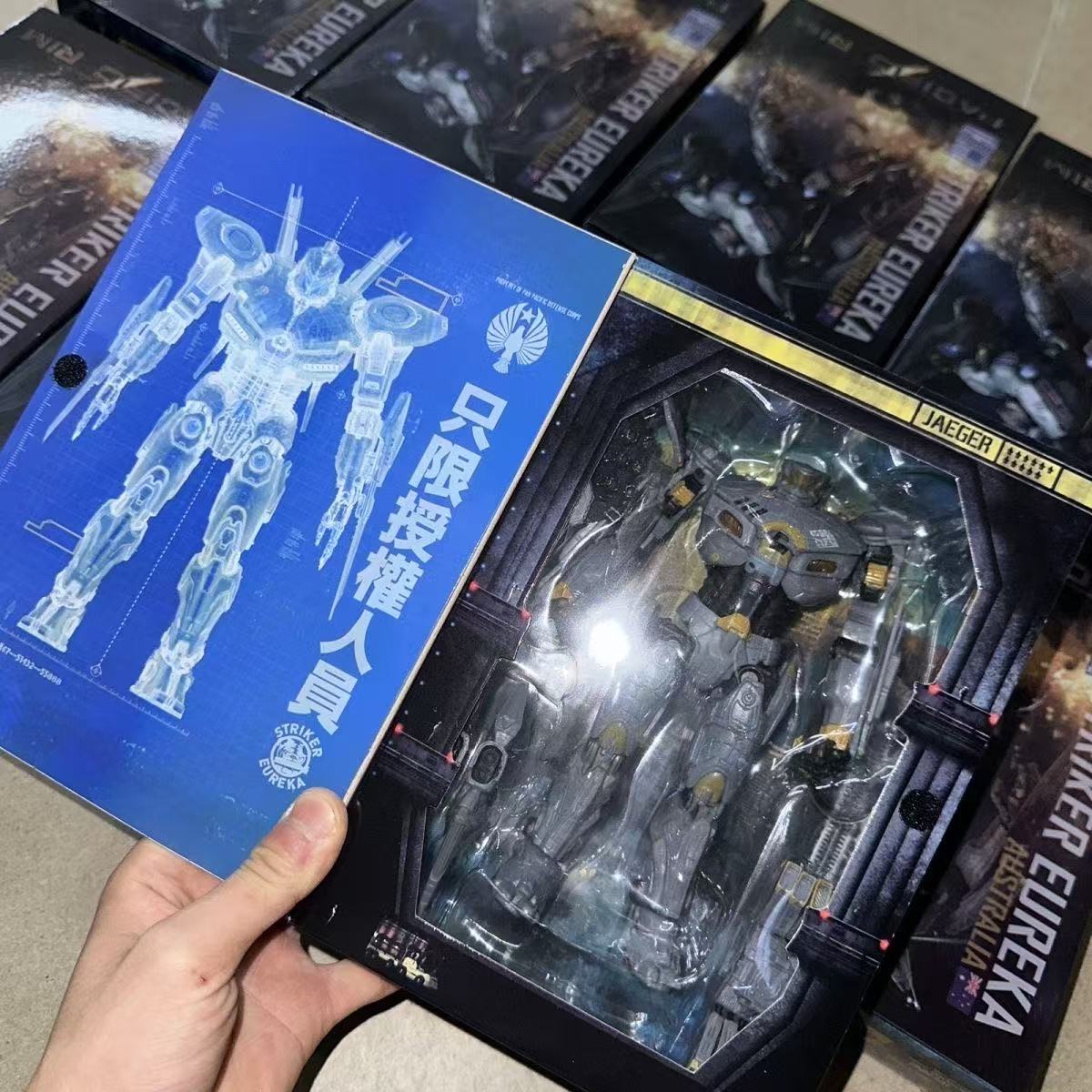NECA Pacific Mecha Model Eurek - Model Kit Pacific Rim review and price